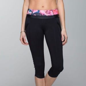 Lululemon Chase Me Crop II Black/Secret Garden Size 4